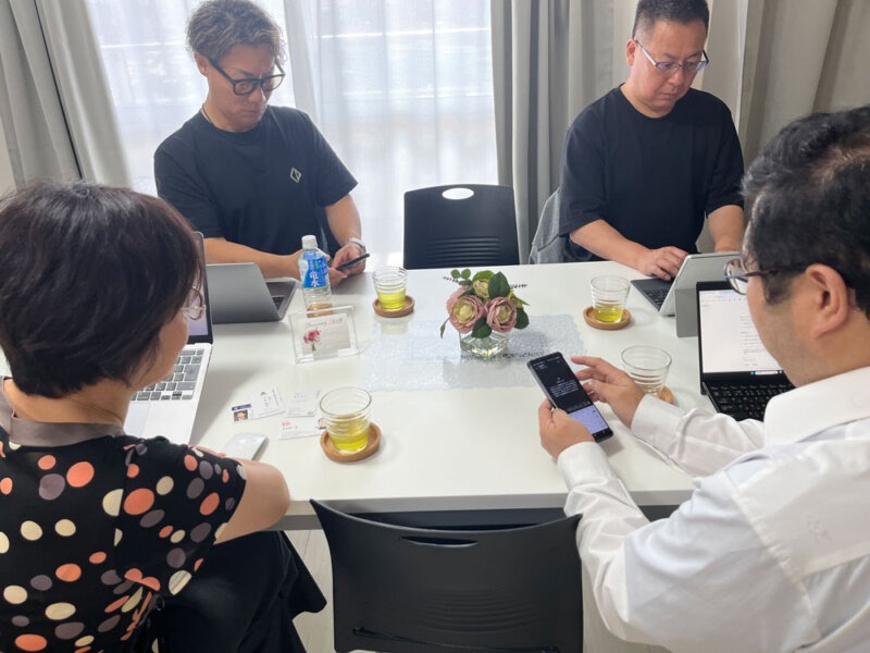 AIワークショップで真剣にPCやスマホを操作する参加者たち。AI活用方法を学ぶ経営者。