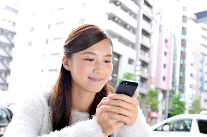 スマートフォン検索する女性