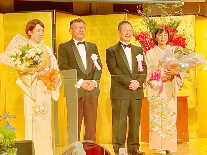 奥様方に感謝の花束贈呈